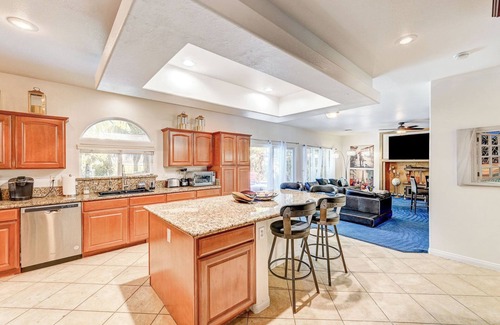 Winchester Casa | 10 Bedroom Botanical Oasis - Entertainment Paradise - Perfect for Group Getaways