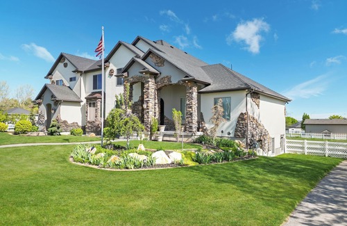 Riverton Casa | 10 Bedroom Luxury Home with Gym and Theatre Room