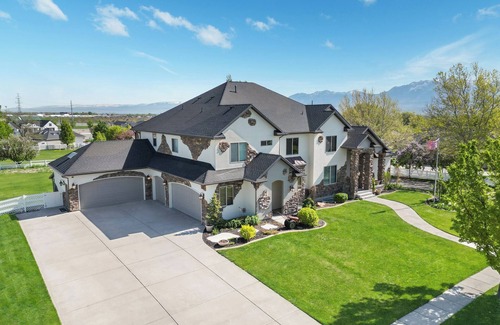 Riverton Casa | 10 Bedroom Luxury Home with Gym and Theatre Room