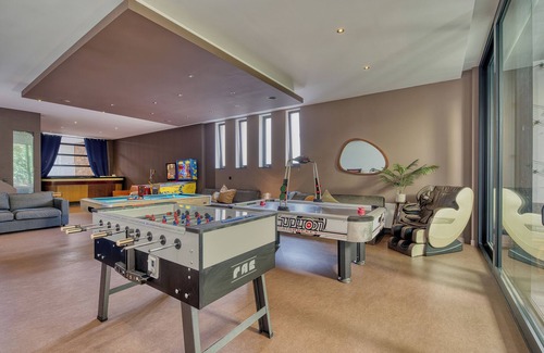 Brussels Casa | 10/Comenstay.be/ 660m2 townhouse GameRoom+Terrace+Jacuzzi+Sauna for groups 35+pp