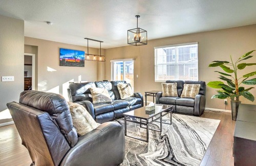 Aurora Casa | 10 Mi to DIA Spacious Aurora House with Yard!