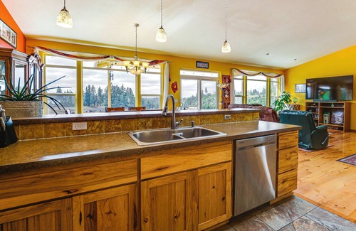 Thurston Casa | 10 Mi to Eugene: Countryside Home w/Mtn Views!
