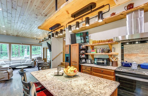 Normalville Cabina | 10 Mi to Mtn Resort: Normalville Cabin w/ Balcony!