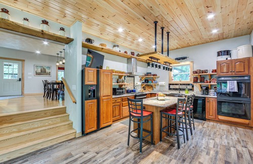 Normalville Cabina | 10 Mi to Mtn Resort: Normalville Cabin w/ Balcony!