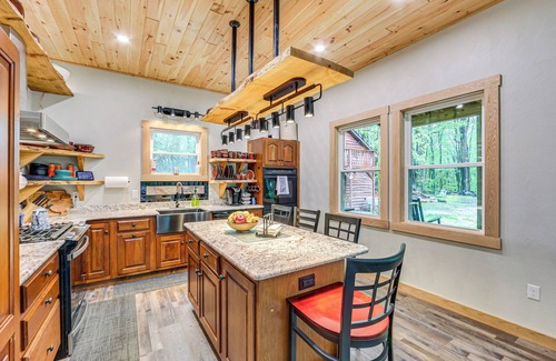 Normalville Cabina | 10 Mi to Mtn Resort: Normalville Cabin w/ Balcony!