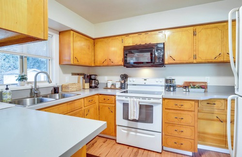Bull Mountain Casa | 10 Mi to Portland: Greenway Neighborhood Home