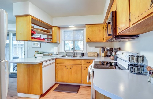 Bull Mountain Casa | 10 Mi to Portland: Greenway Neighborhood Home
