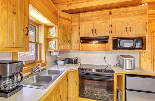 Tuskahoma Cabaña | 10 Mi to Sardis Lake: Home w/ Grill in Tuskahoma