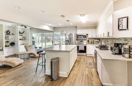 Country Club Estates Casa | 10 Mi to St Simons Island: Home w/ Screened Porch