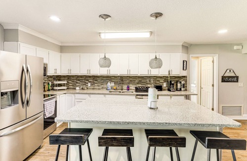 Country Club Estates Casa | 10 Mi to St Simons Island: Home w/ Screened Porch