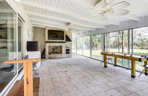 Country Club Estates Casa | 10 Mi to St Simons Island Home with Screened Porch