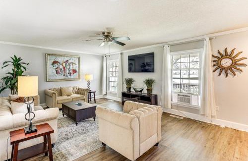 Country Club Estates Casa | 10 Mi to St Simons Island Home with Screened Porch
