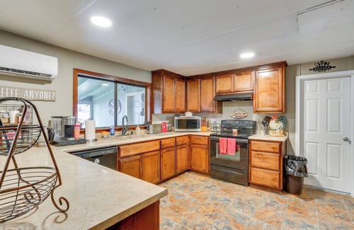 Weaverville Casa | < 10 Mi to Trinity River: Family Home w/ Hot Tub!