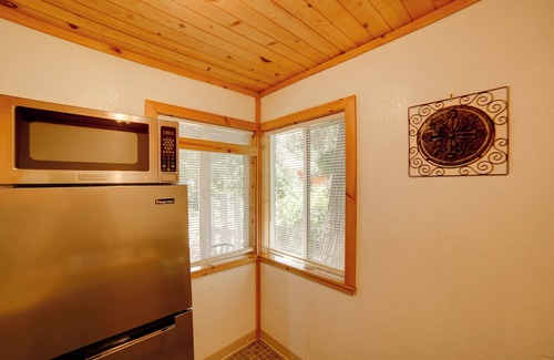 Cobb Apartamento | 10 Mi to Twin Pine Casino: Peaceful Cabin Getaway