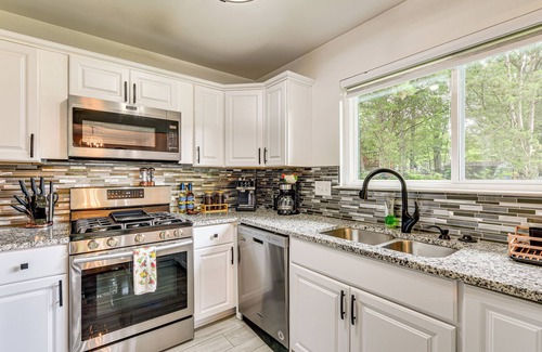 Wessex Square Casa | 10 Mi to Uptown Charlotte: Family Home w/ Backyard