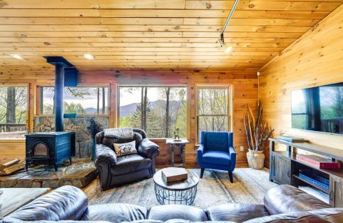 Balsam Casa | 10 Mi to Waynesville Cabin with Hot Tub and Mtn Views