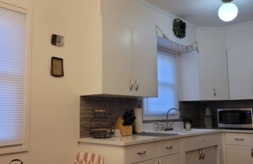 Lincoln Cabaña | 10 min from Downtown Lincoln! Attractive & Modern. Lots of space & toddler trim.
