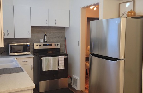 Lincoln Cabaña | 10 min from Downtown Lincoln! Attractive & Modern. Lots of space & toddler trim.