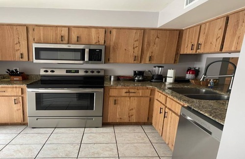 Orlando Condominio | 10 min from MCO, airport, 15 min to Disney! Enjoy golf, pickleball, gated condo
