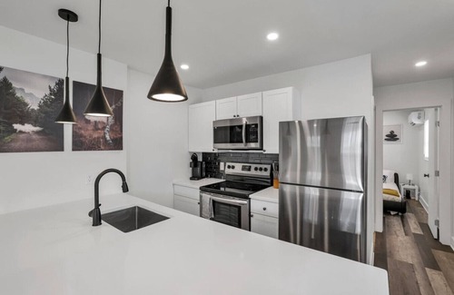 Near East Columbus Casa | 10 Min to Airport | Modern | Workspace | Unit D