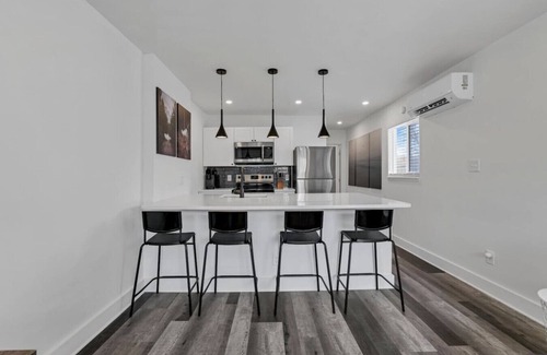Near East Columbus Casa | 10 Min to Airport | Modern | Workspace | Unit D