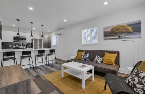 Near East Columbus Casa | 10 Min to Airport | Modern | Workspace | Unit D