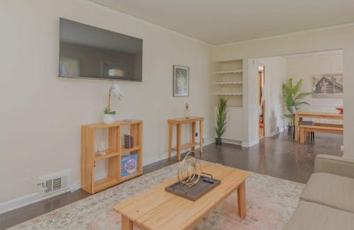 Columbus Casa | 10 Min to Downtown Close to Dining-Boxwood Beauty