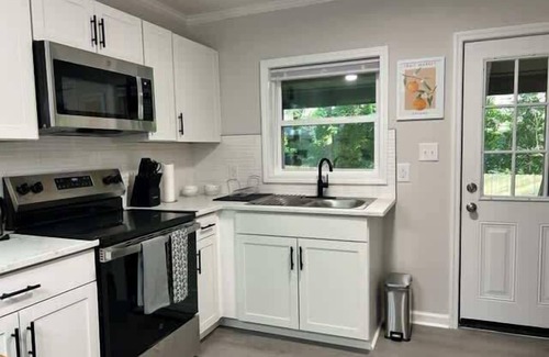 Southwest Raleigh Casa | Central Location - WiFi - Fenced Backyard
