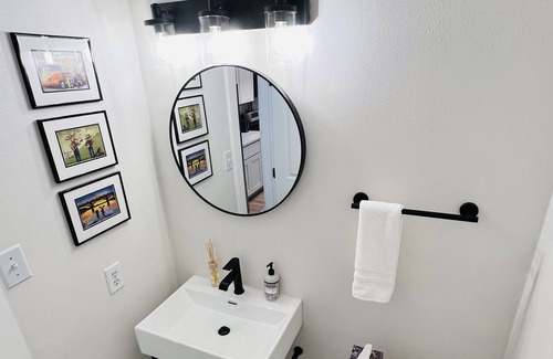 East Oak Hill Casa | 10 min to DT ATX! Family friendly TH w/ hot tub, & fenced yard! No Cleaning Fee!