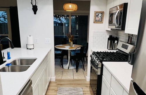 East Oak Hill Casa | 10 min to DT ATX! Family friendly TH w/ hot tub, & fenced yard! No Cleaning Fee!