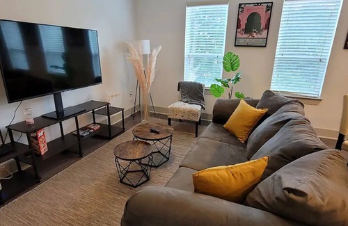 Westside Condominio | 10 min to Georgia Aquarium Mercedez Benz Stadium State Farm Arena Free Parking
