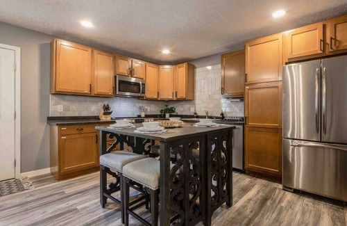 Jeffersonville - Clarksville Casa | 10 Min to Louisville, Huge Hot Tub, Awesome Backyard