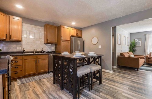 Jeffersonville - Clarksville Casa | 10 Min to Louisville, Huge Hot Tub, Awesome Backyard