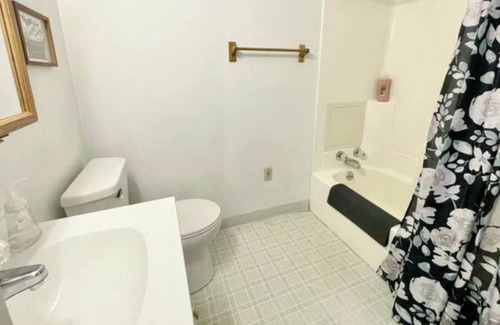 Indianapolis Casa | 10 Min to Lucas Oil, Sleeps 9! Huge 3 Bd 2ba Home