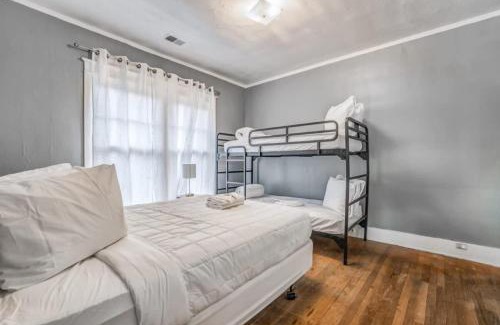 Memphis Casa | 10 Min to U of Memphis-Rozelle Retreat Left Unit