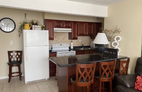 Rosemont Condominio | 10 min walk to Stevenson Convention Center
