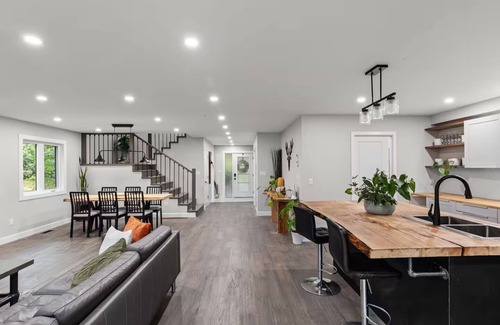 Whitney Casa | 10 Mins to Algonquin, Hot tub, Games