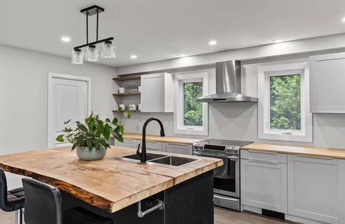 Whitney Casa | 10 Mins to Algonquin, Hot tub, Games