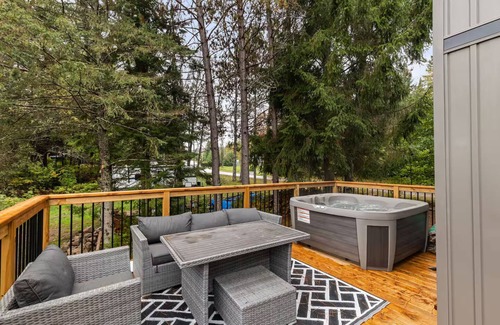 Whitney Casa | 10 Mins to Algonquin, Hot tub, Games