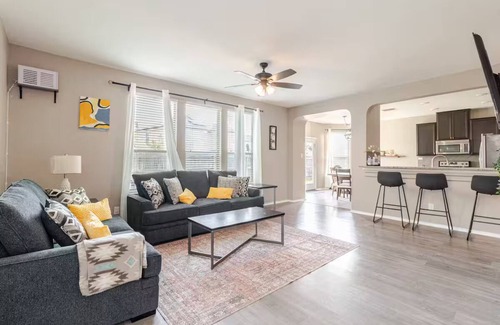 Heritage Casa | 10 mins to Sea World! Lackland AFBase, Playscape ,Hammock , spacious home.