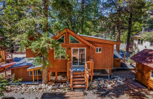 Upper Moonridge Casa | 10 Mins to the Lake Hot Tub Game Room Modern Cabin Bearpaw by AvantStay