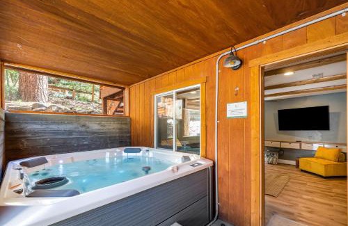 Upper Moonridge Casa | 10 Mins to the Lake Hot Tub Game Room Modern Cabin Bearpaw by AvantStay
