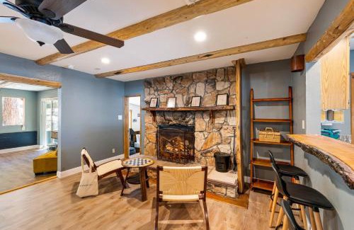 Upper Moonridge Casa | 10 Mins to the Lake Hot Tub Game Room Modern Cabin Bearpaw by AvantStay