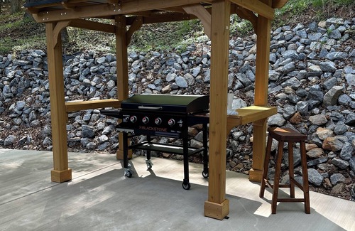 Moneta Casa | 10-minute drive from the shores of Smith Mountain Lake! Lakehouse with hot tub!