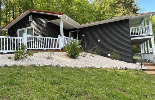 Moneta Casa | 10-minute drive from the shores of Smith Mountain Lake! Lakehouse with hot tub!