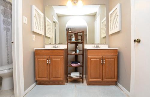 Humble Casa | 10 Minutes from IAH and Mall, Newly Rehabbed