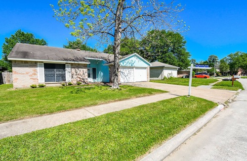 Humble Casa | 10 Minutes from IAH and Mall, Newly Rehabbed