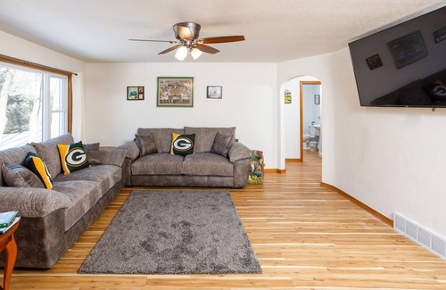 Green Bay Casa | 10 Minutes from Lambeau Field. Green Bay Packer Themed House!