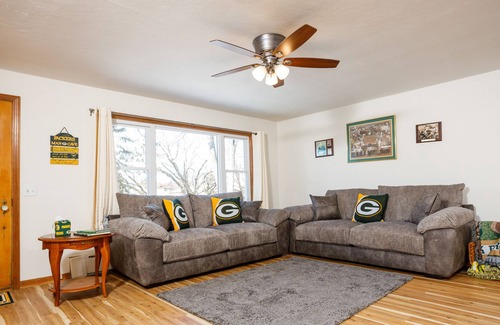 Green Bay Casa | 10 Minutes from Lambeau Field. Green Bay Packer Themed House!