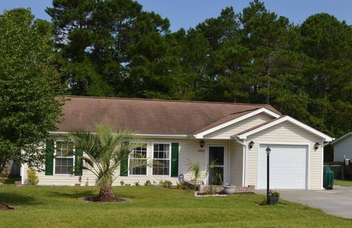Shallotte Casa | 10 minutes from the beach. family sized house with community pool